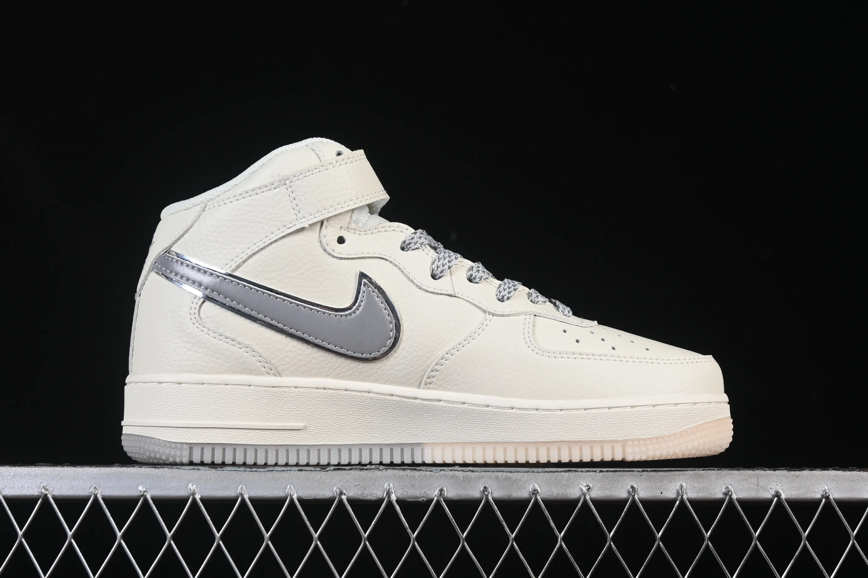All categories Nk Air Force 1 Air Force Series Nk Air Force 1 Mid Air Force mid-top Nike Air Force 1 Mid Beige and gray two-color bottom Starry Air Force One mid-top casual sneakers XL0236-232